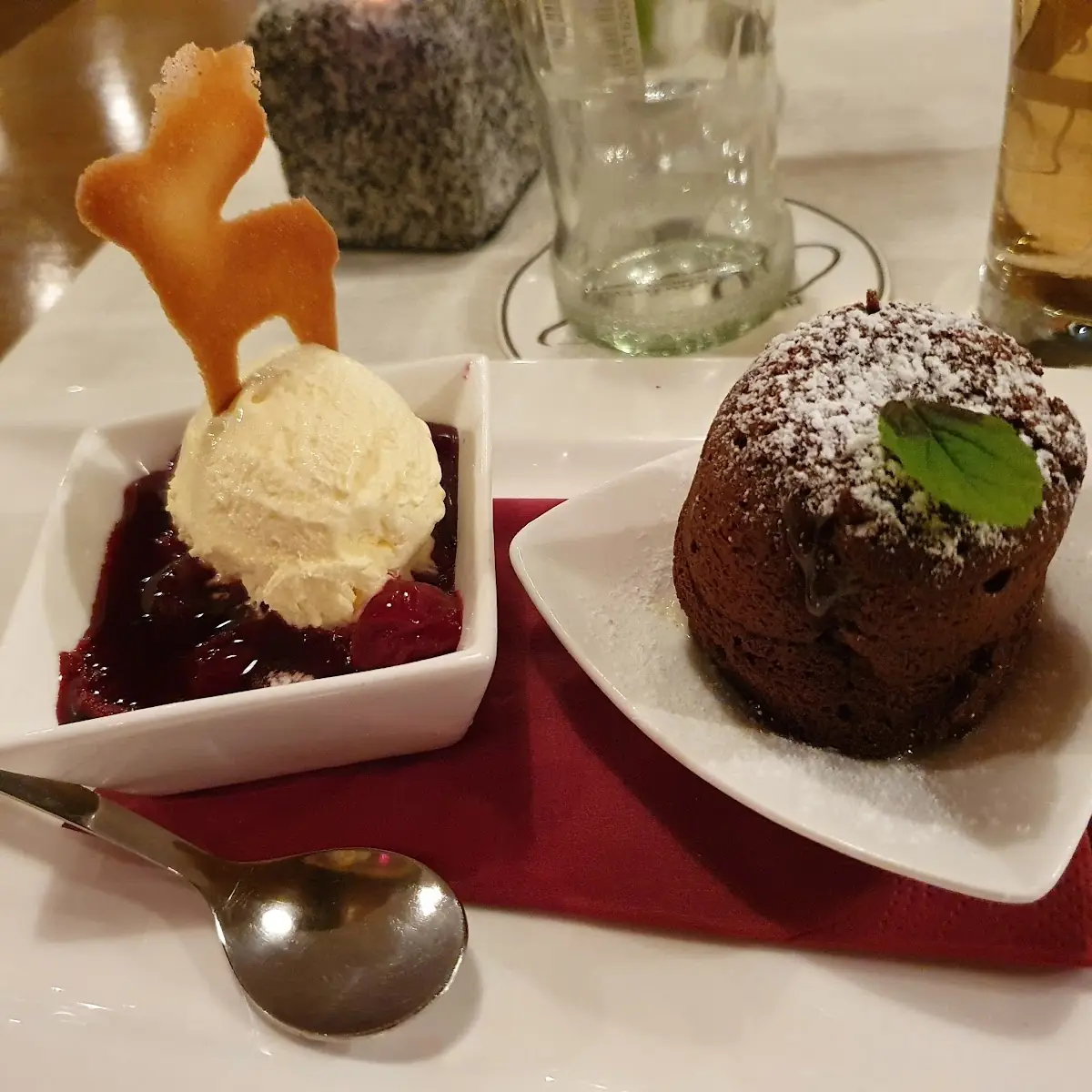 Schokoküchlein Mit Vanilleeis Und Kirschen