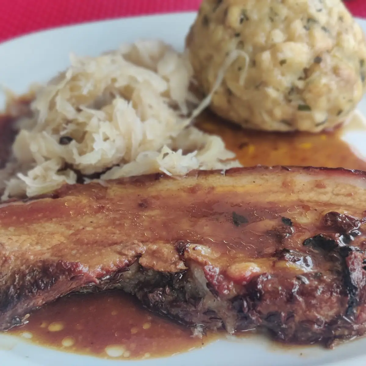 Kümmelbraten Mit Knödel Und Sauerkraut