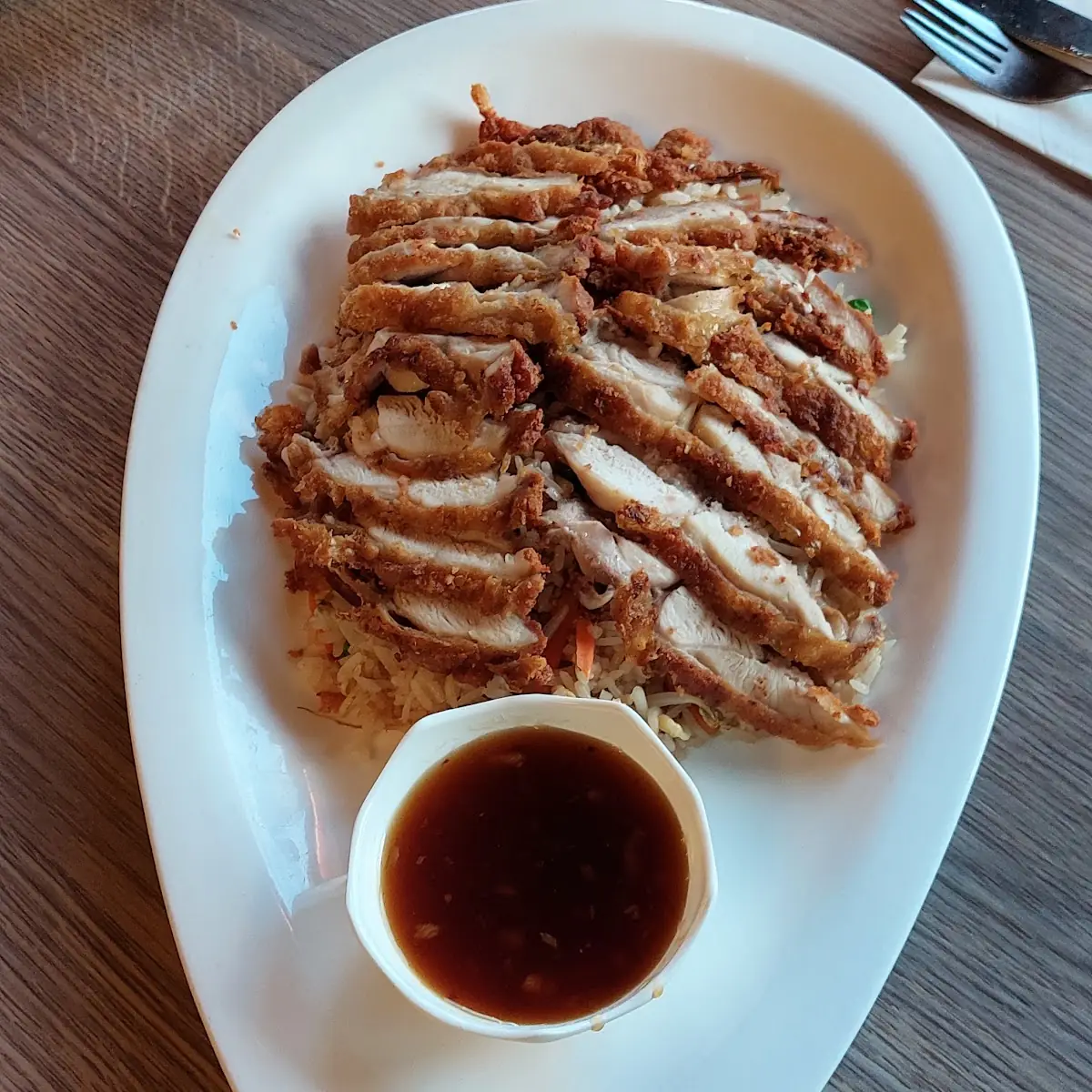 Knuspriges Hühnerfleisch Auf Gebratenem Reis