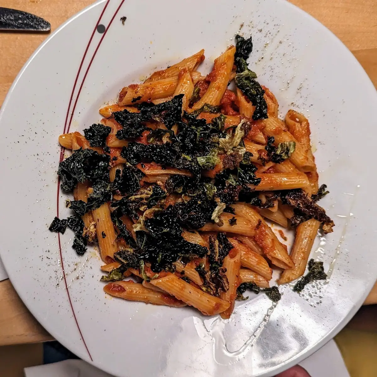 Penne In Tumatensugo Mit Gebratenem Grünkohl
