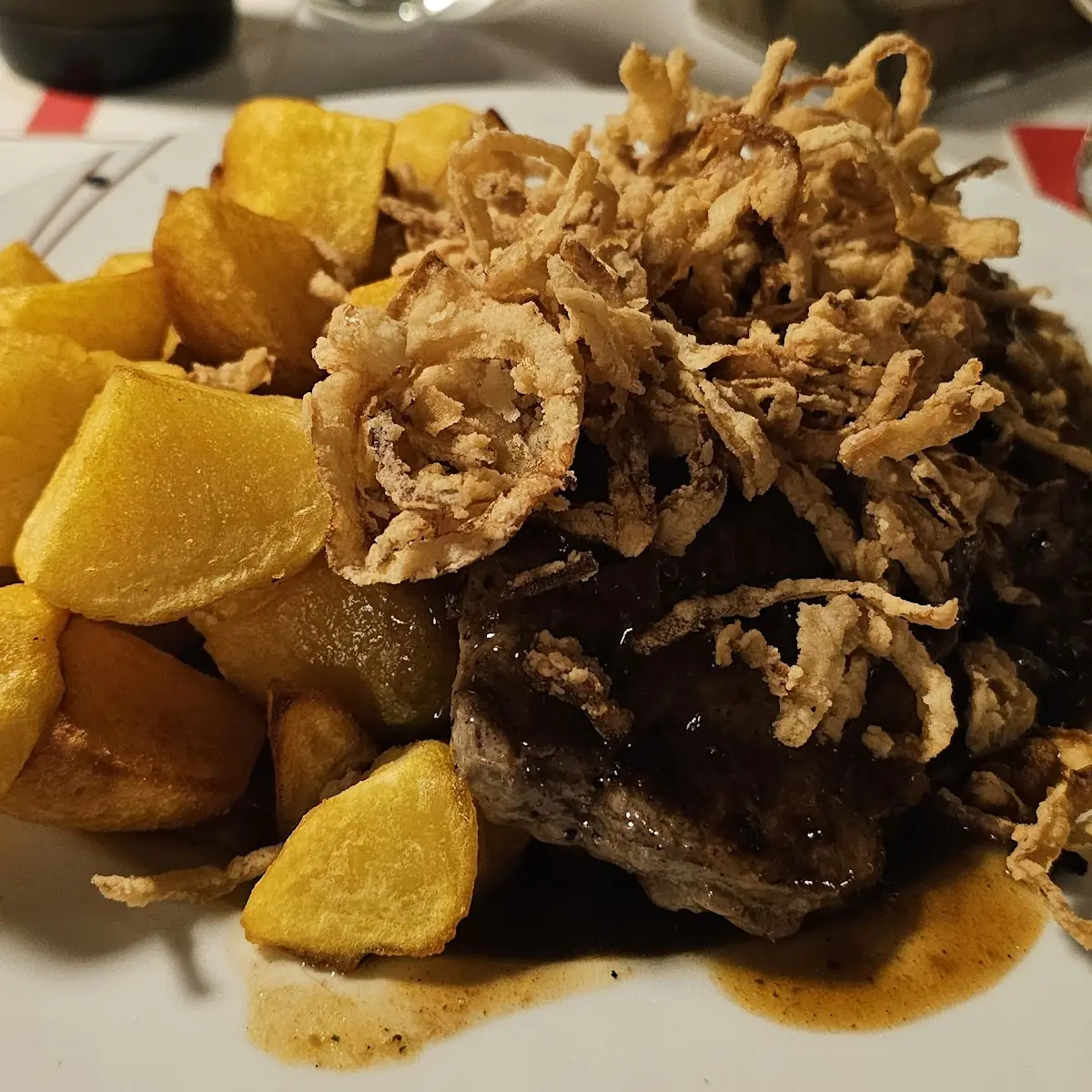 Zwiebelrostbraten Mit Bratkartoffeln Und Salzgurke