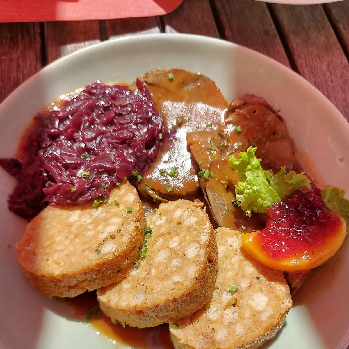 Rehbraten Mit Knödel Und Rotkraut