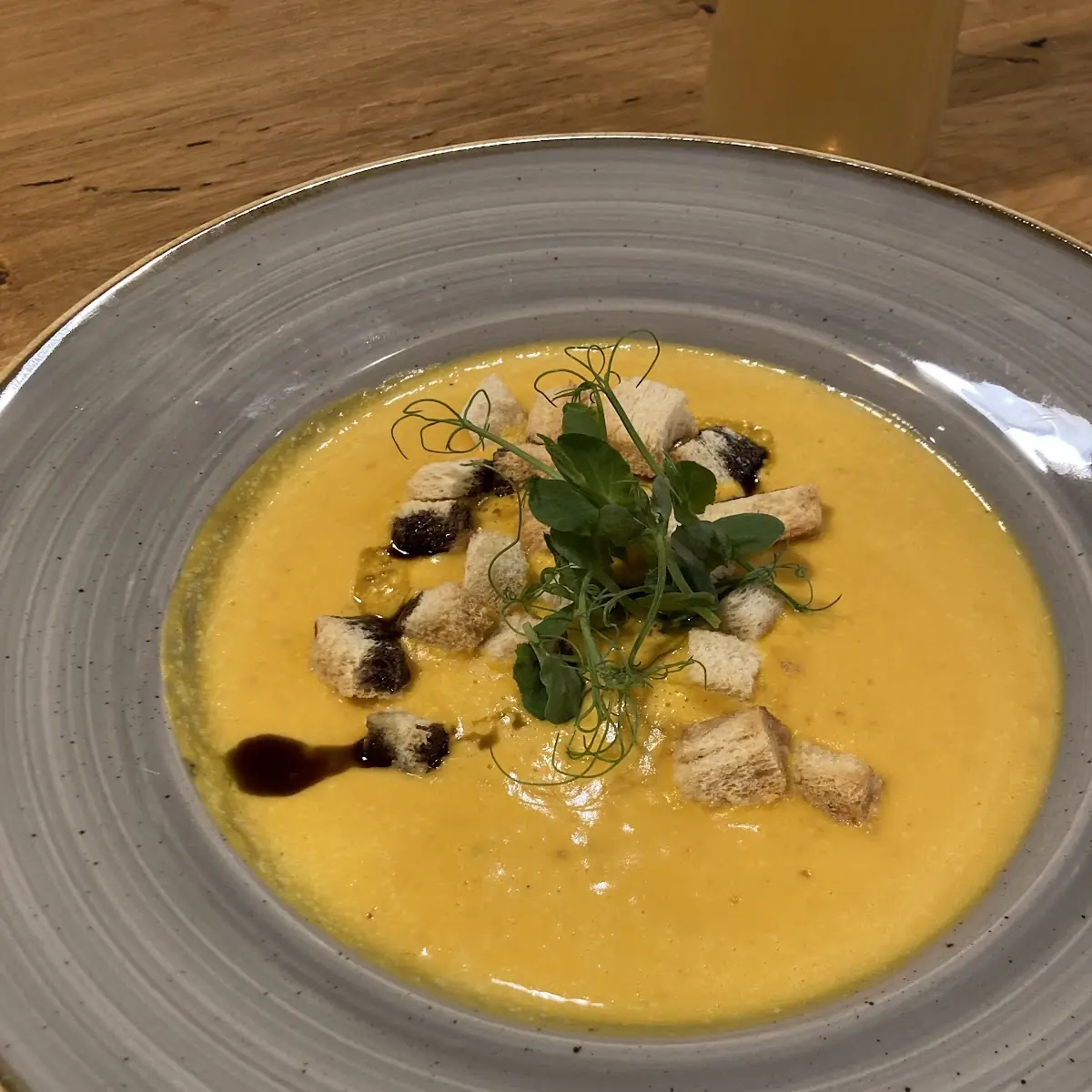 Kürbis-zitronengrassuppe