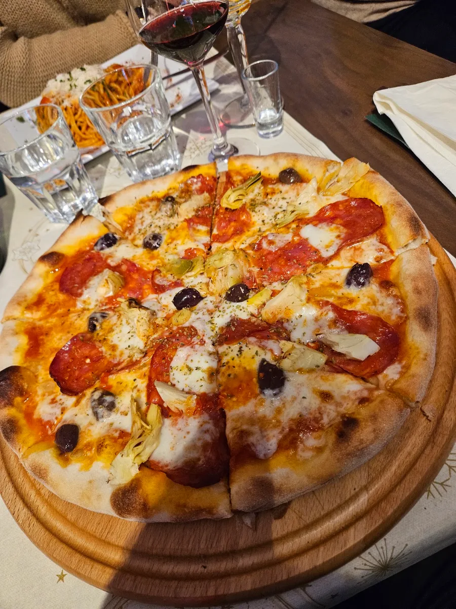 Pizza Diavolo Mit Extra Oliven Und Artischocken