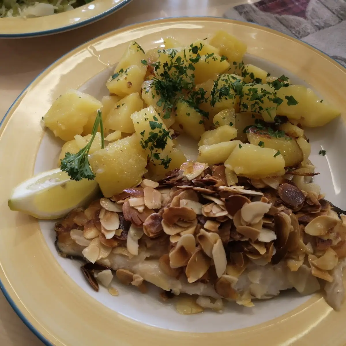 Forelle In Mandelkruste Mit Beilage