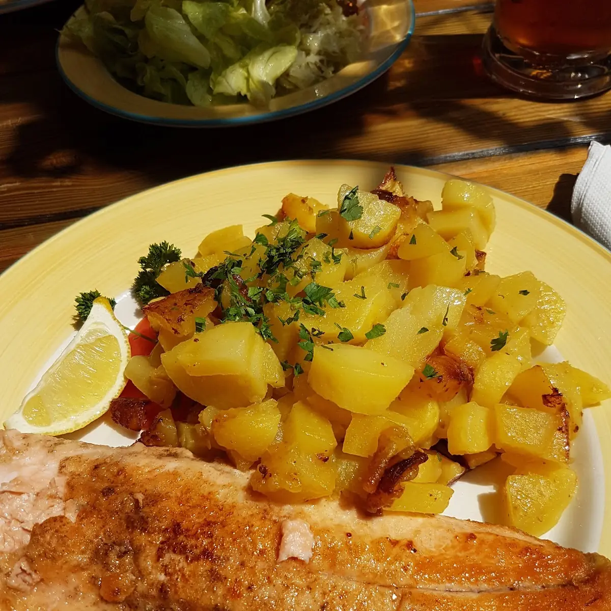 Pikante Forelle Mit Gemüse Und Frittes