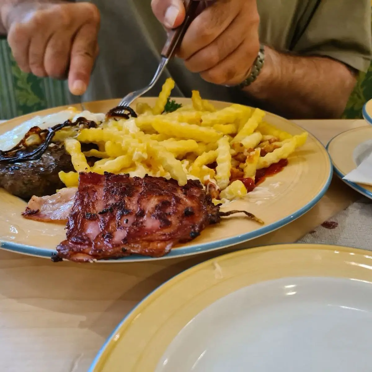 Schmuggler Steak Mit Speck Pommes Gemüse