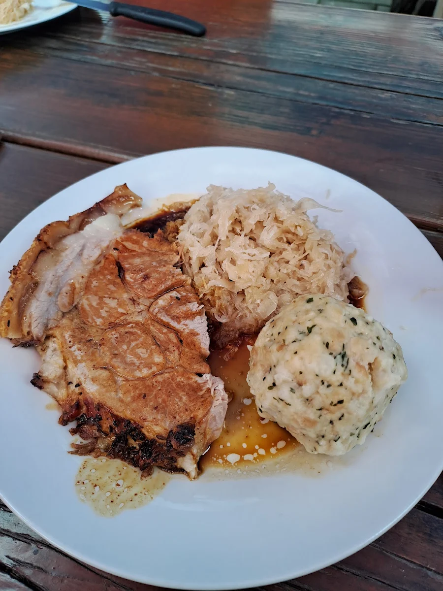 Schweinsbraten Mit Kraut Und Klößen
