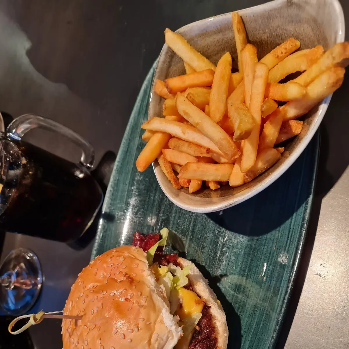 Selbsgestalteter Burger Mit Pommes