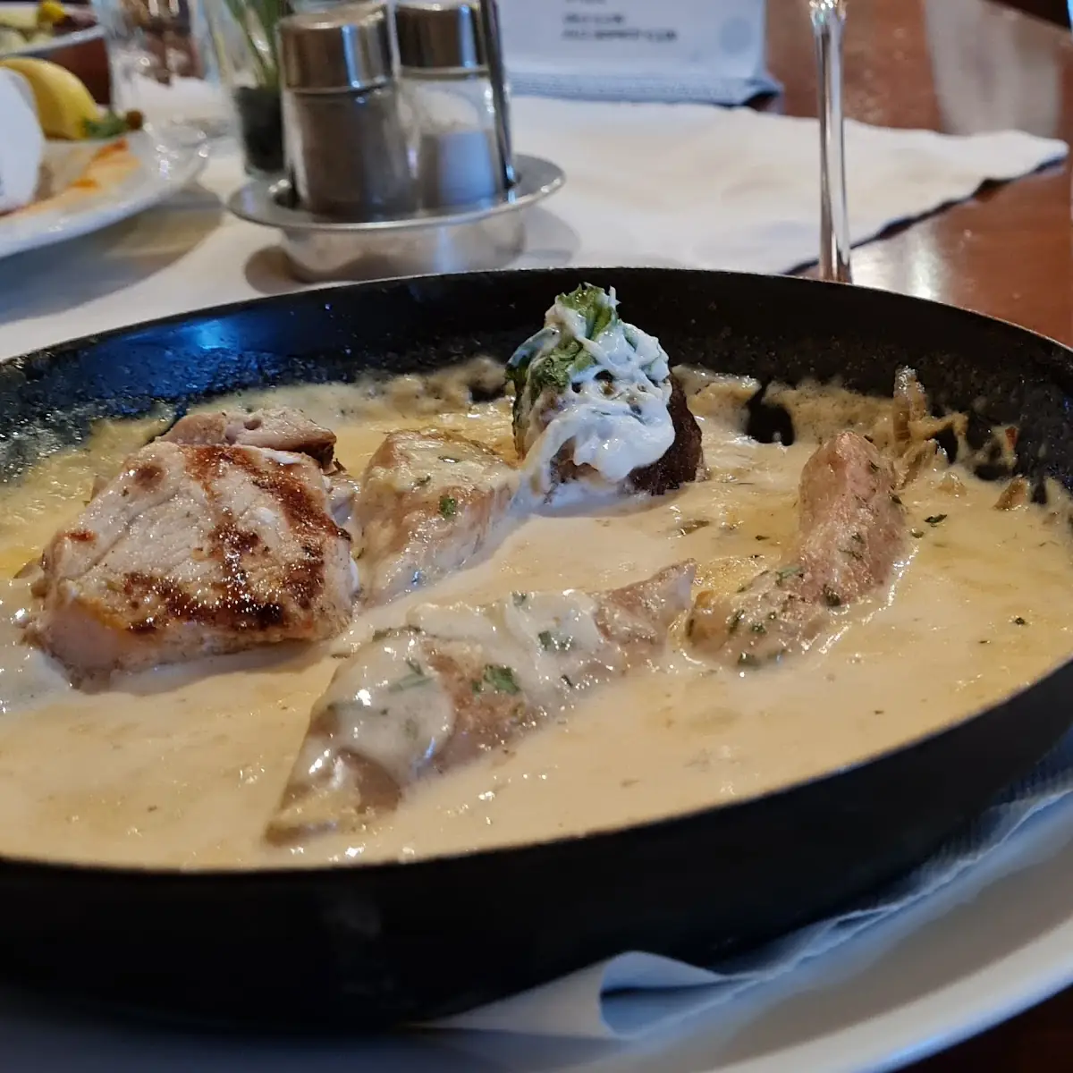 Filet-spitzen Aus Der Pfanne In Rahmsauce Dazu Butter-reis Und Gemischten Salat