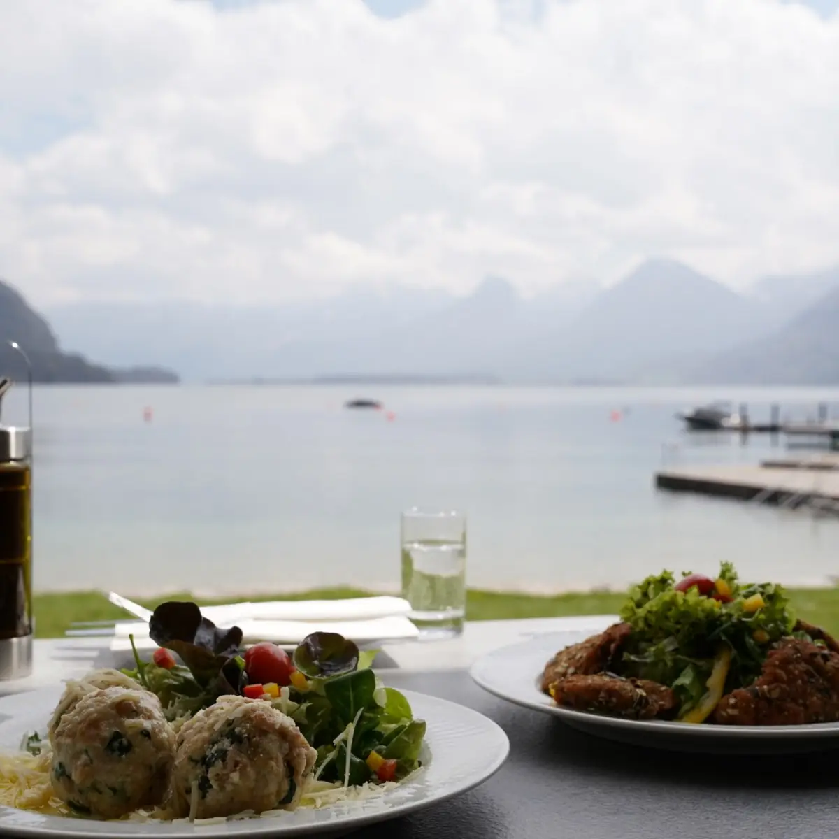 Spinatknödelsalat Mit Käse Gefüllt Salat Mit Gegrillten Putenstreifen Im Kürbiskernmantel
