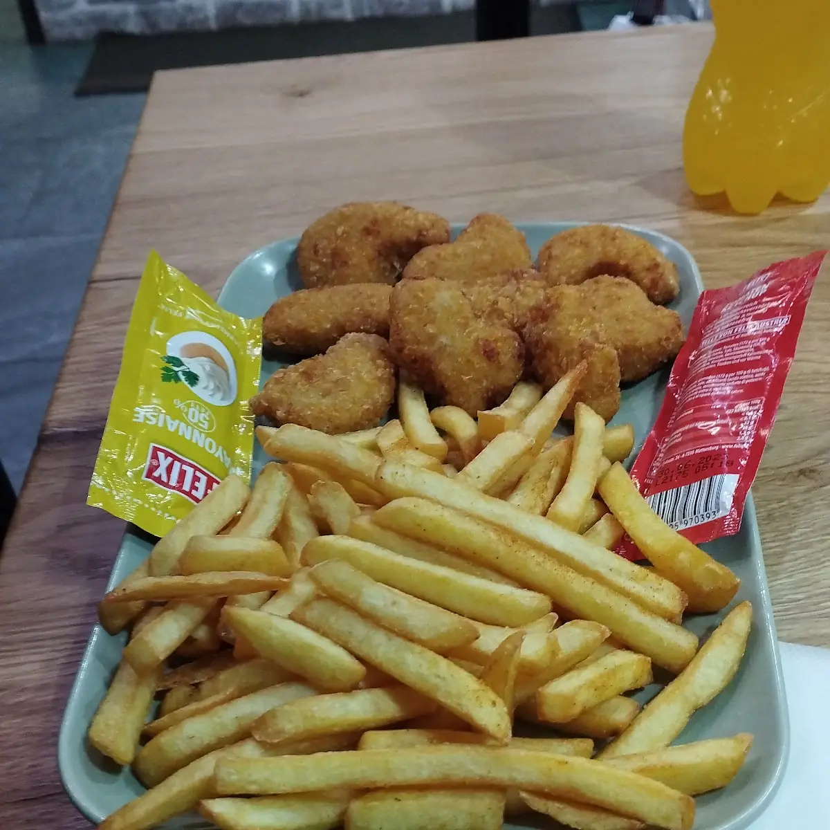 Chicken Nugets Mit Pomes