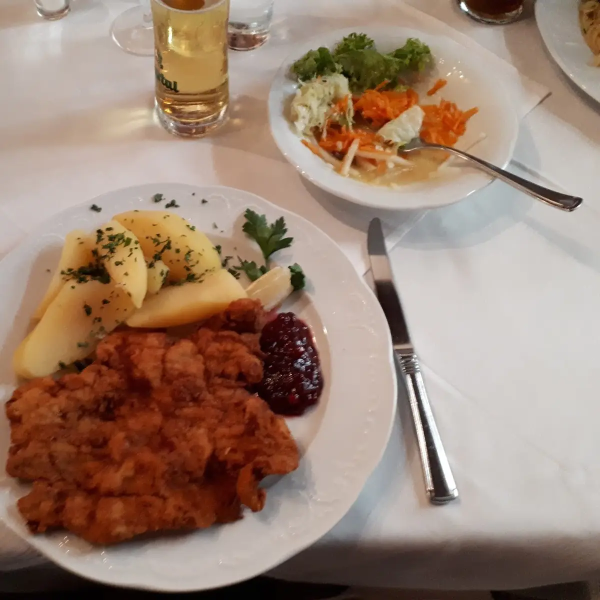 Schnitzel Salzkartoffeln Und Preiselbeer-sauce