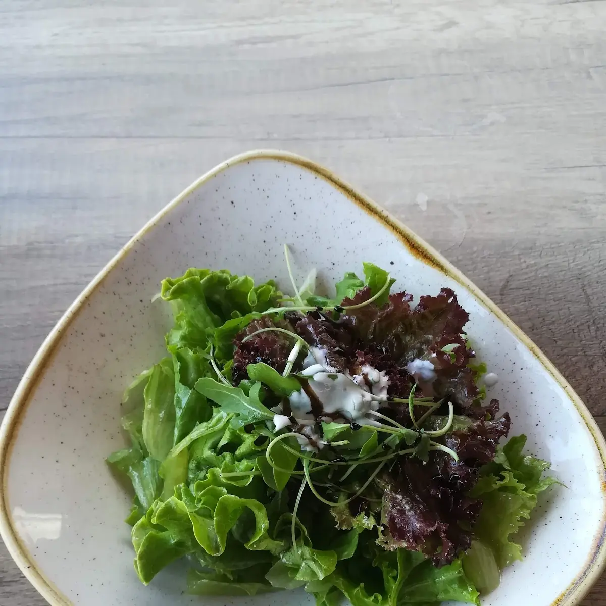 Gemischter Salat Serviert Zum Med Spaghetti -teller