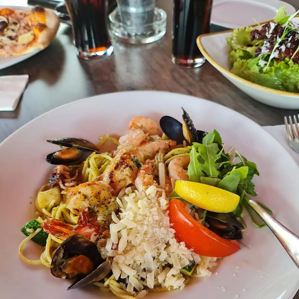 Mediterraner Spaghetti - Teller Mit Vongole Calamari Fritti Schrimps