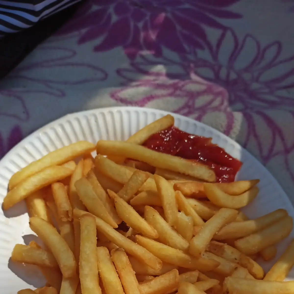 Pommes Mit Ketchup