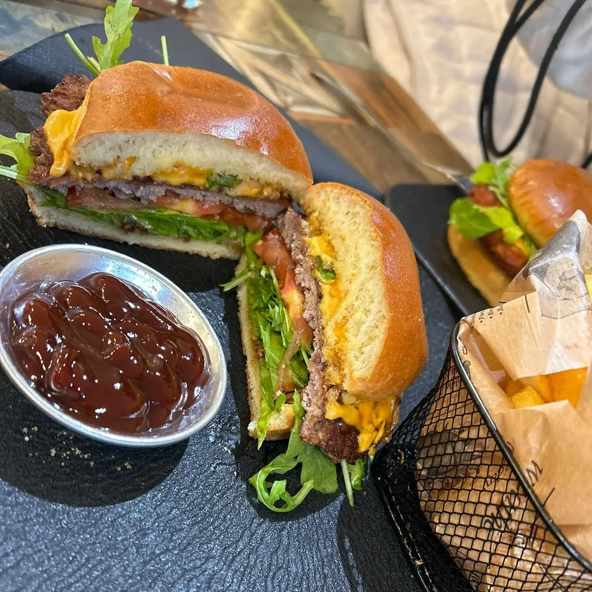 Cheeseburger Mit Extra Cheddar Sauce