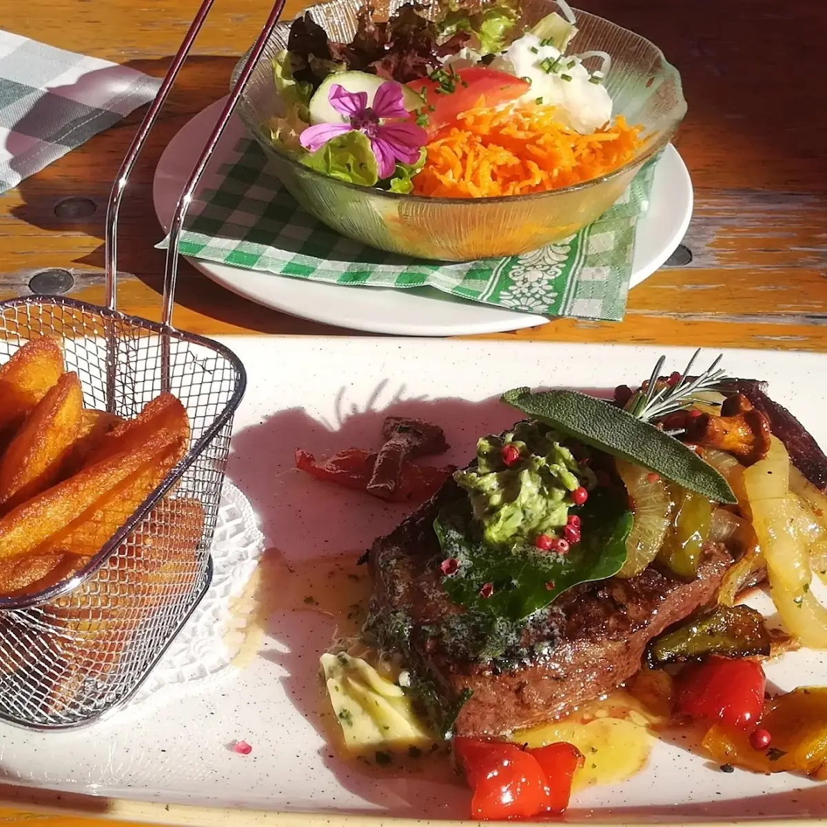 Rumpsteak Mi Kräuterbutter Salat Und Kartoffelspalten
