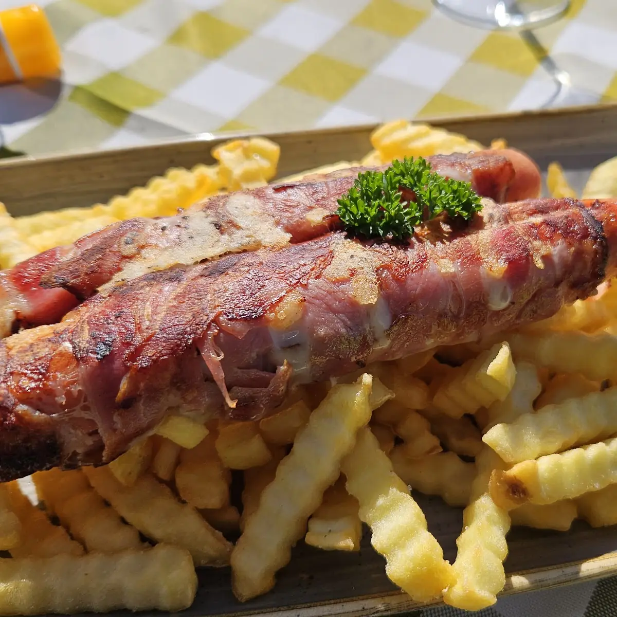 Selbstgemachte Berner Würstel Mit Pommes