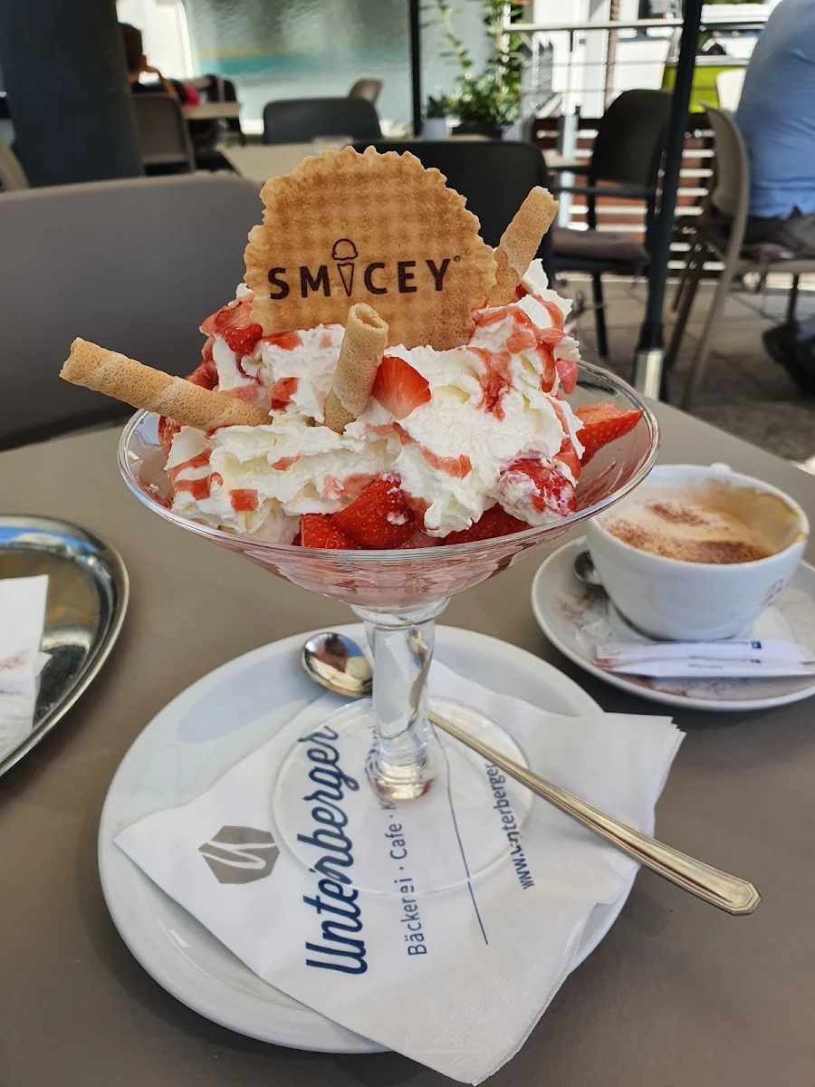 Erdbeereisbecher