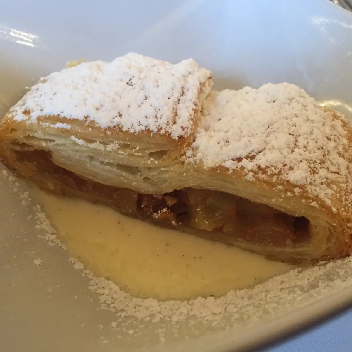 Apfelstrudel Mit Vanillesauce