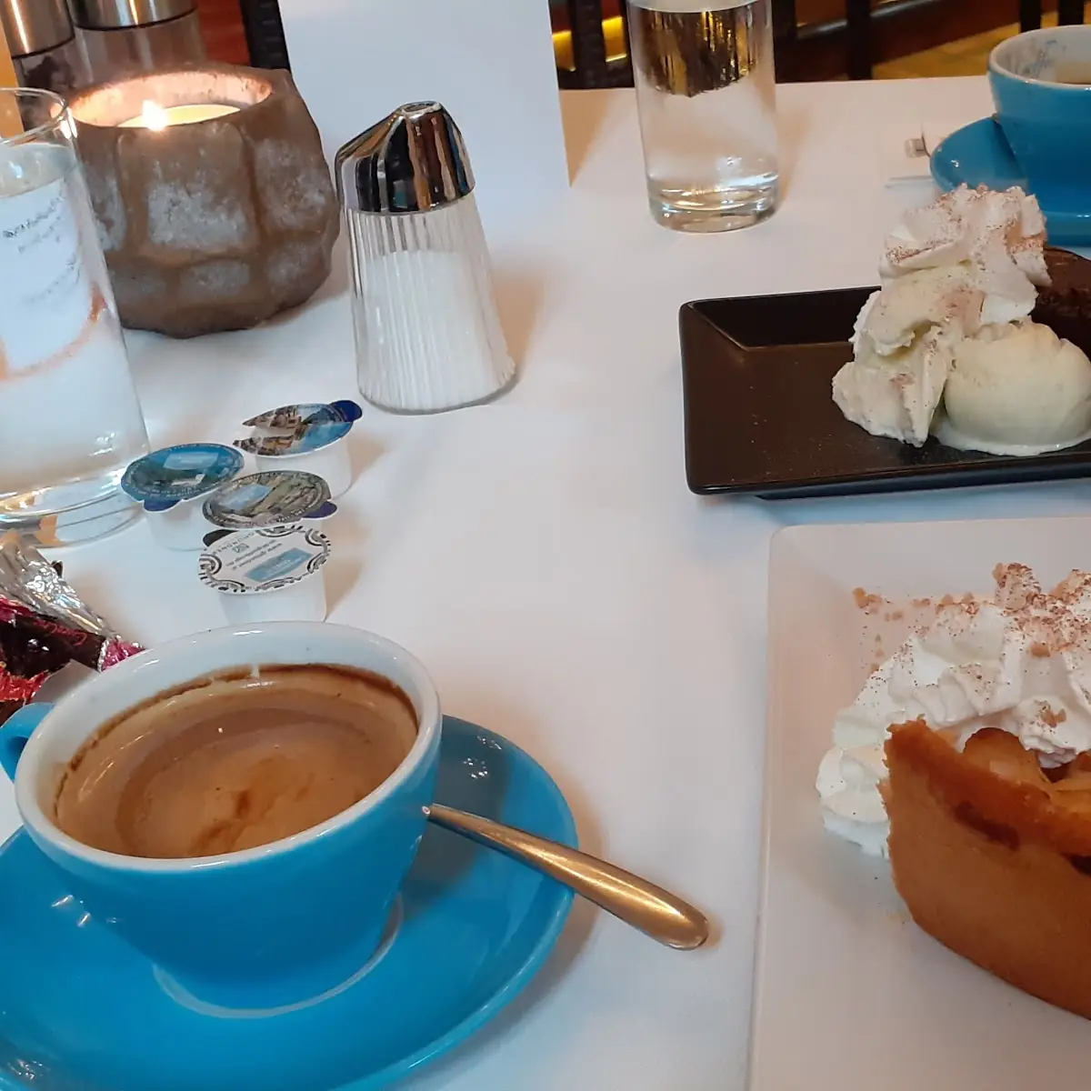 Apfeltarte Mit Obers Und Vanilleeis