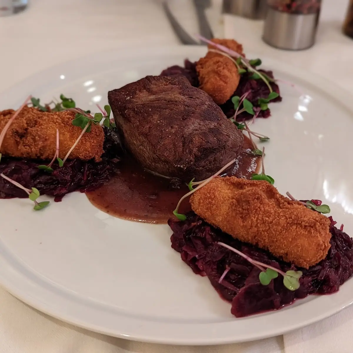 Hirsch Filet Auf Rotkraut Mit Kroketten