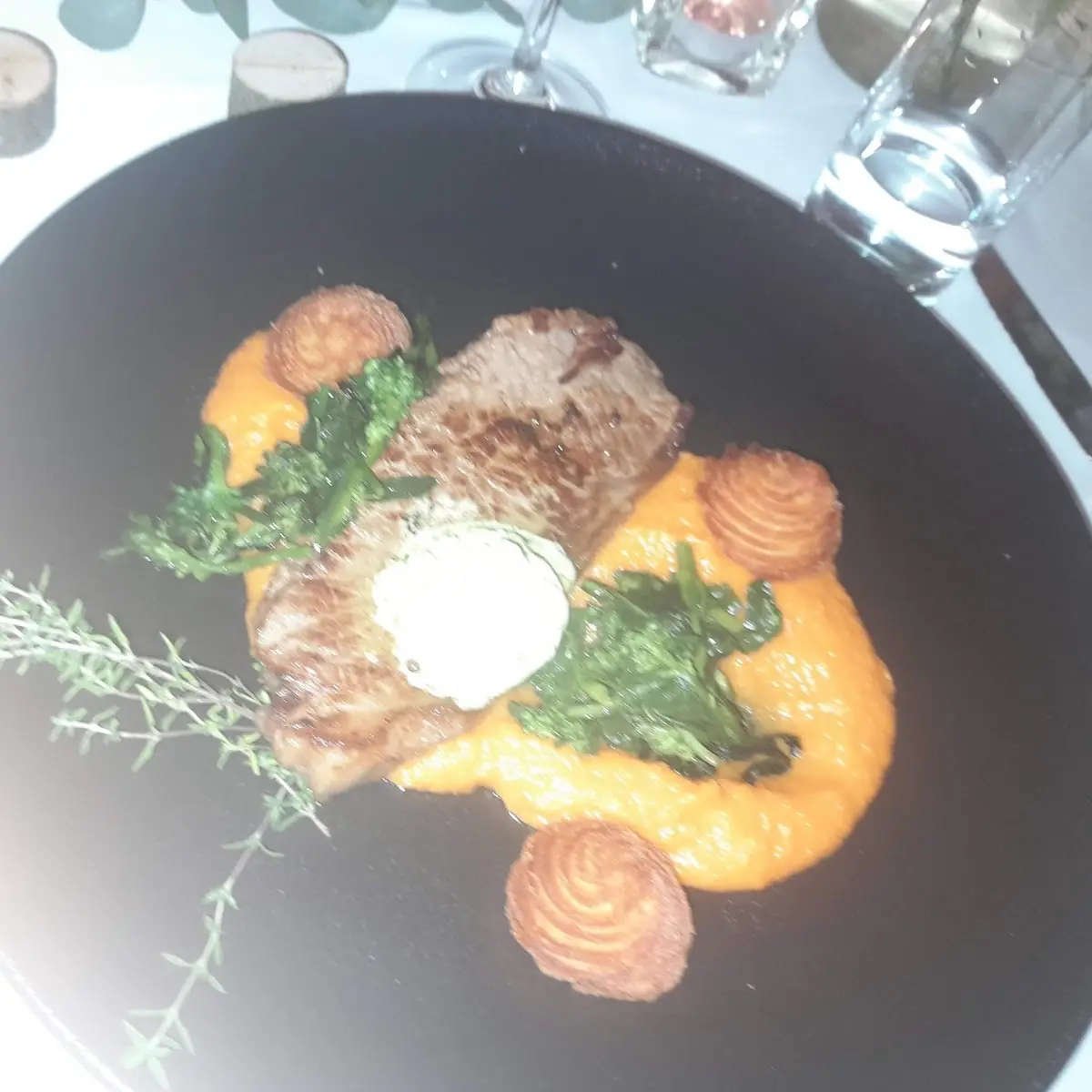 Salon Beef Mit Kräuterbutter Herzoginnenkartoffel Süsskartoffelcreme