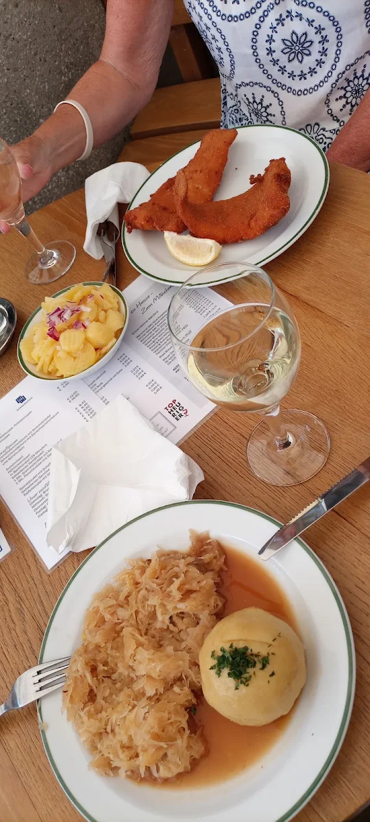 Gebackenes Kabeljaufilet Mit Kartoffelsalat Und Fleischknödel Auf Sauerkraut