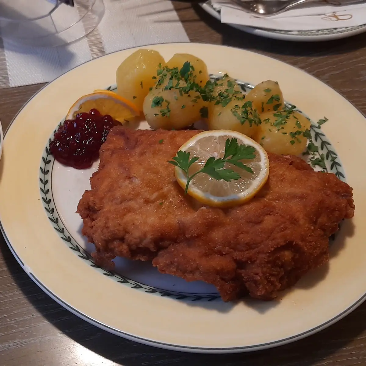 Cordon Bleu Vom Schwein Und Gemischter Salat