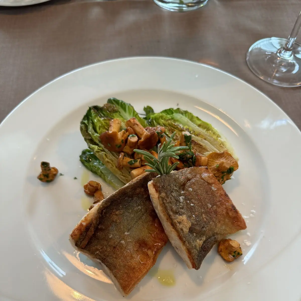 Saibling Mit Pfifferlingen Und Salatherzen