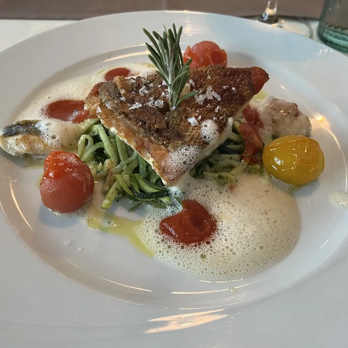 Zander Mit Tomatenschaum Und Zucchini