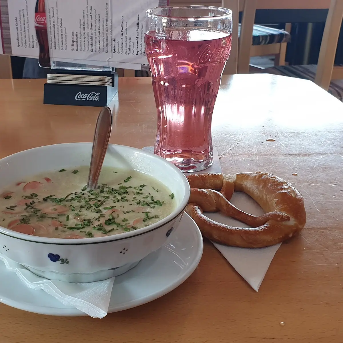 Erbsensuppe Mit Würstel Und Brezel Mit Skiwasser