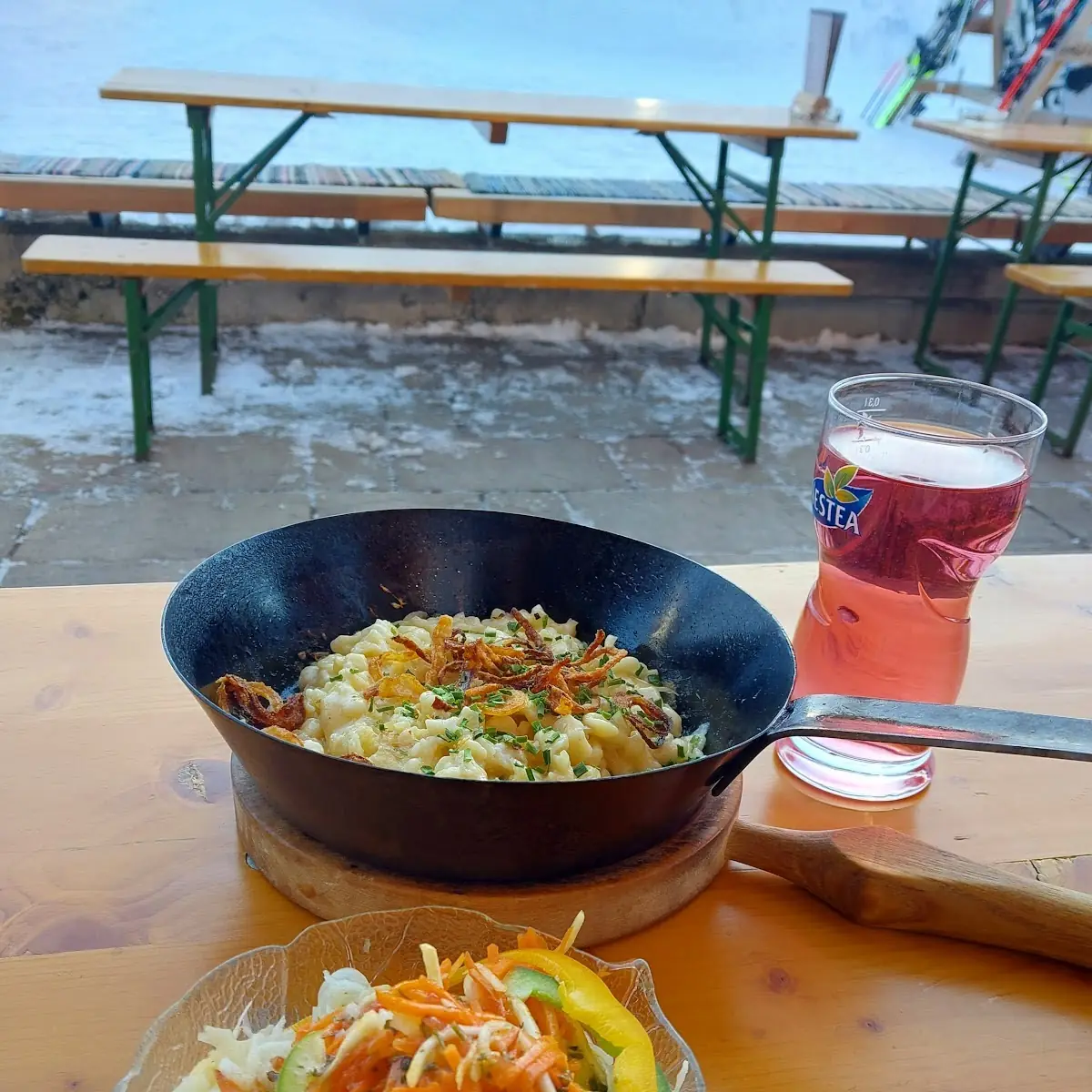 Käsespätzle Mit Salat Und Skiwasser