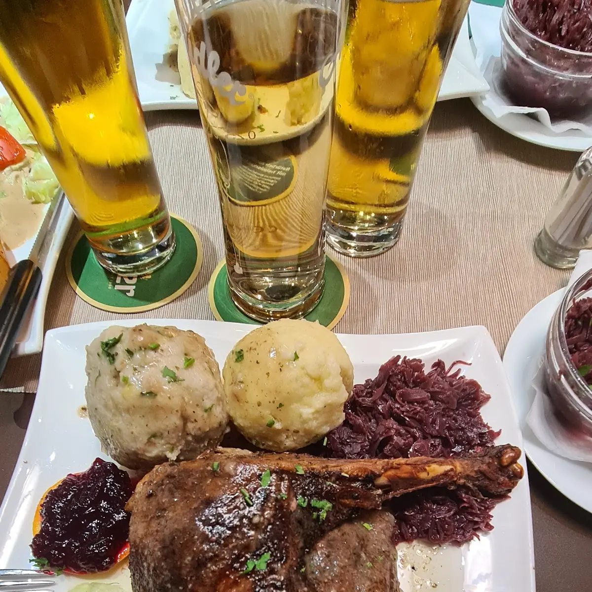 Gansl Mit Rotkraut Und Knödel Sehr Zu Empfehlen