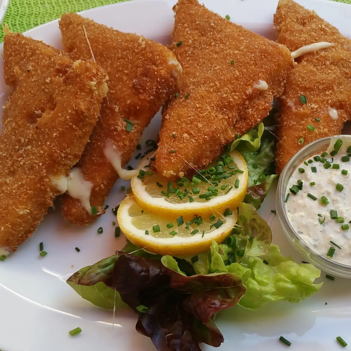 Gebackener Emmentaler Mit Preiselbeeren Und Sauce Tartare