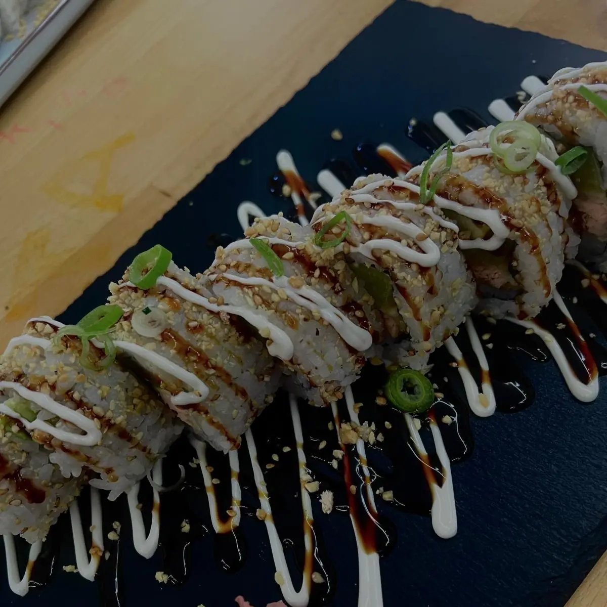 Siracha Gegerillter Sake Sushi