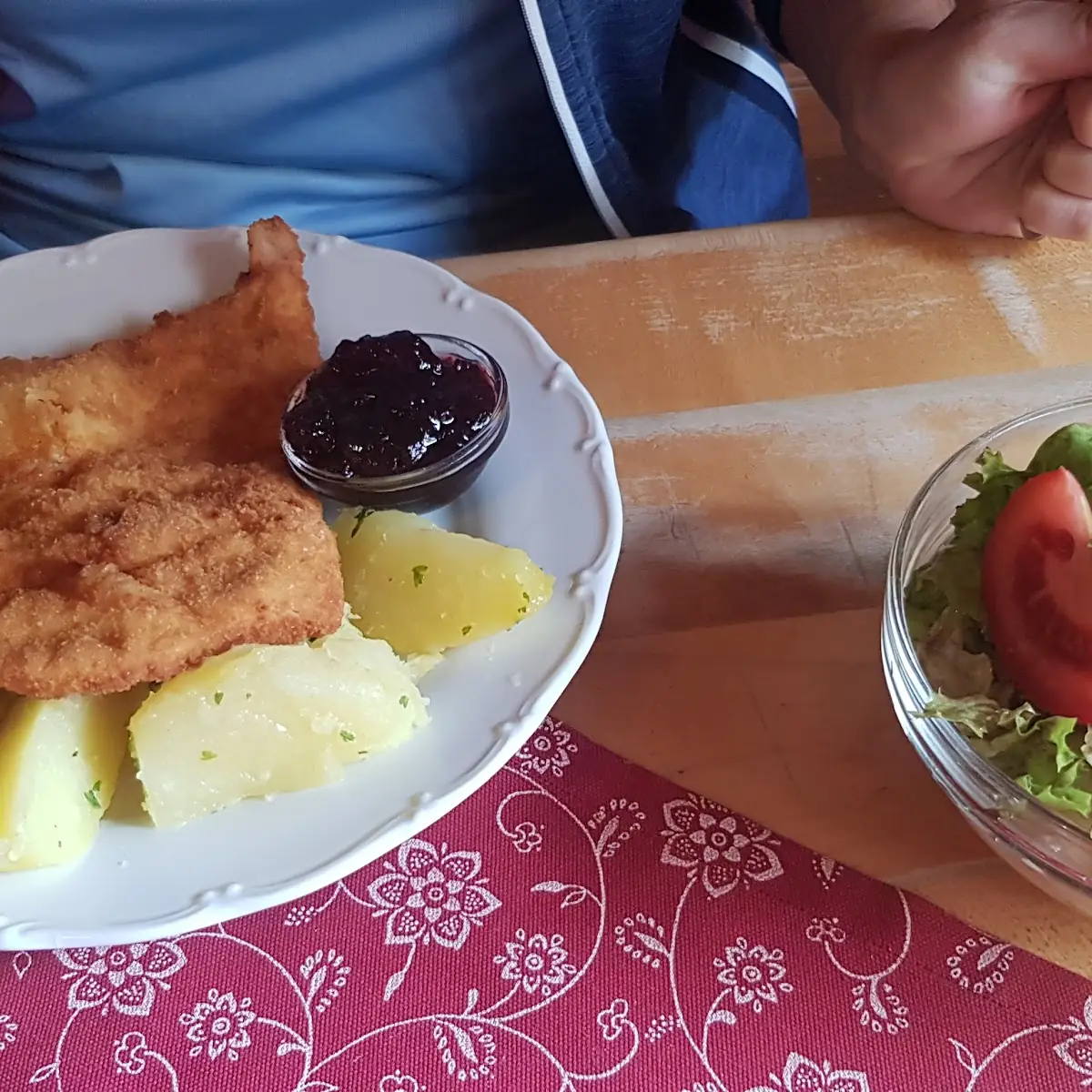 Putenwiener Mit Erdäpfeln Und Salat