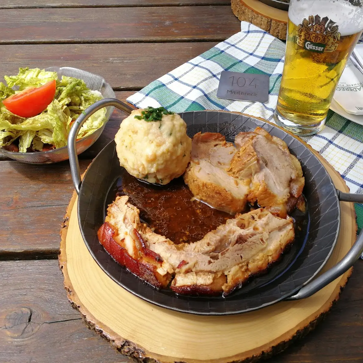 Schweinsbraten Mit Sauerkraut Und Semmelknödel
