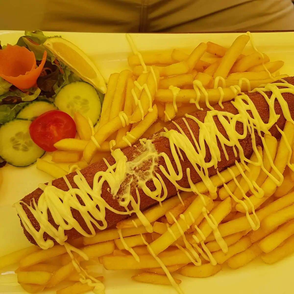 Gefüllte Cevapcici Mit Pommes Frites