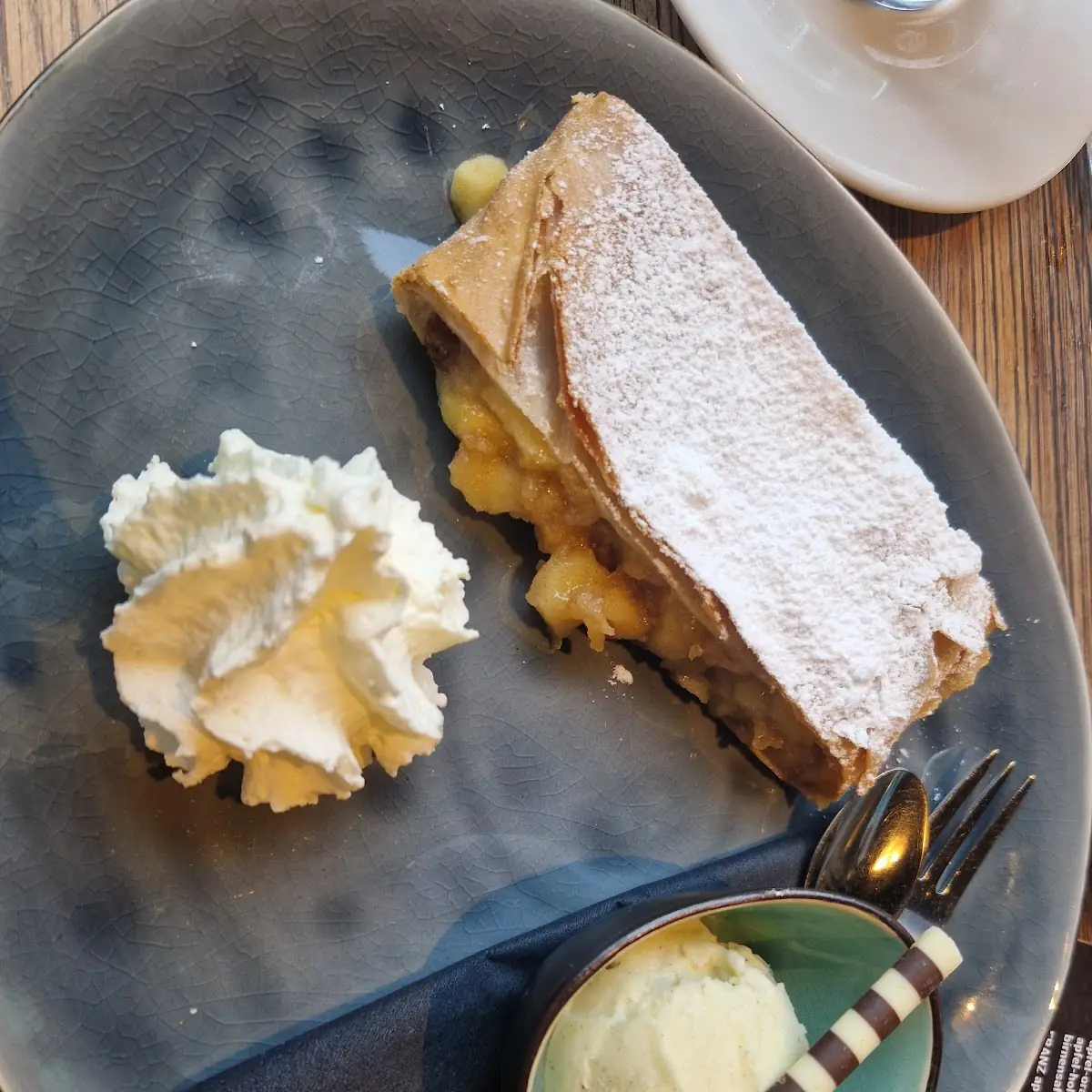 Apfelstrudel Mit Eis Und Sahne