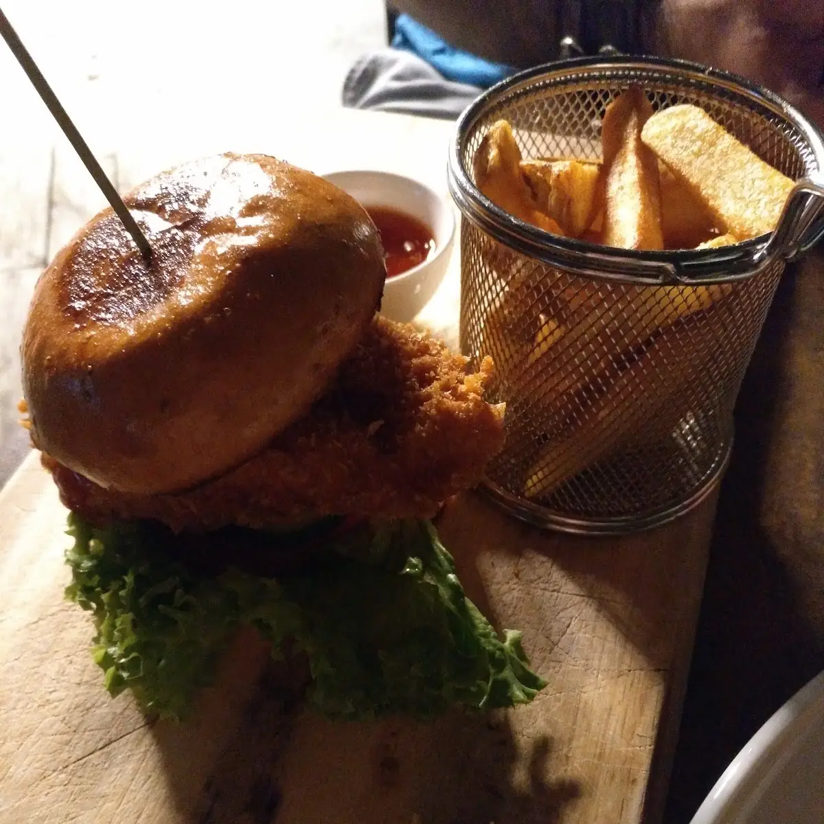 Chickenburger Mit Pommes