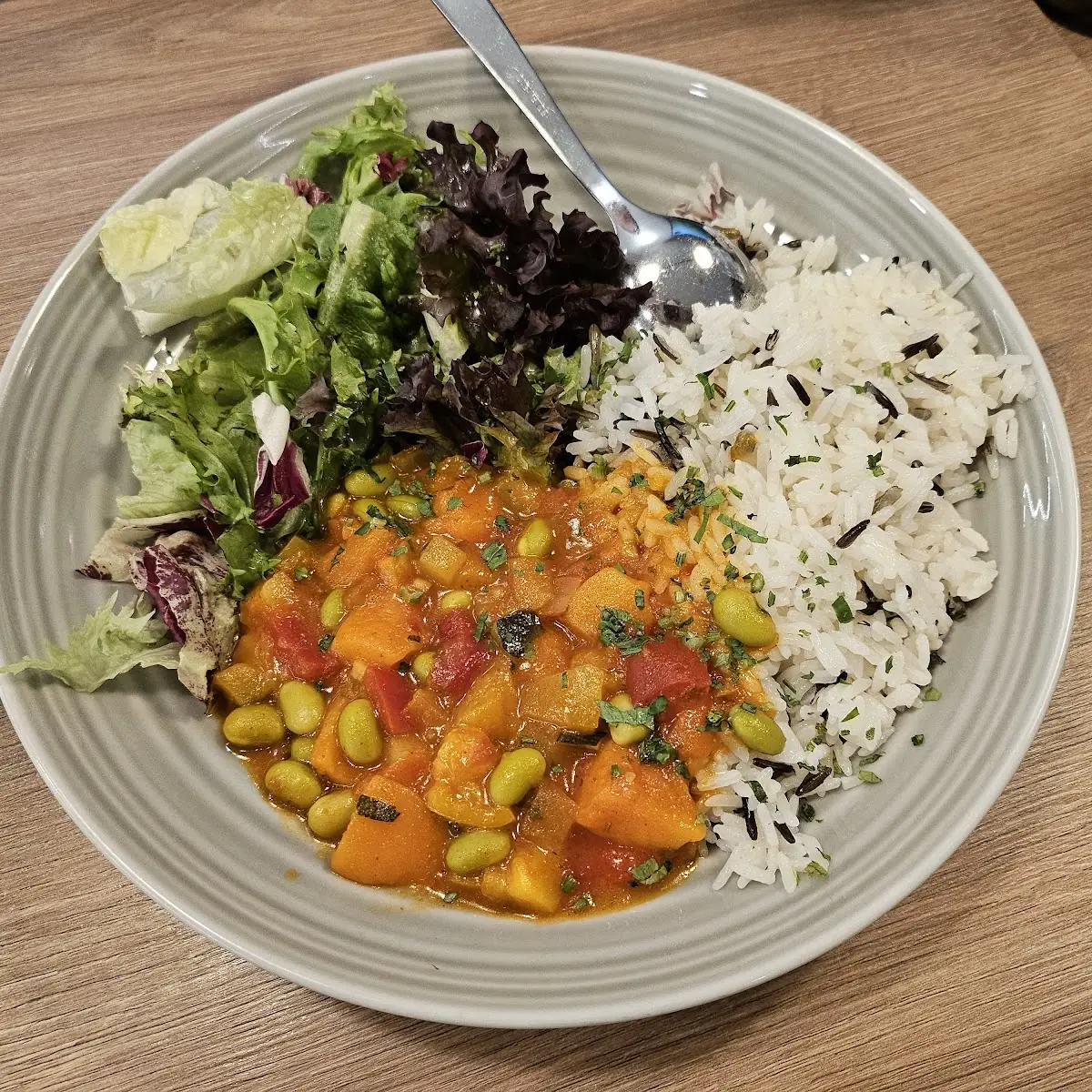 Süßkartoffel-gemüse-curry-bowl Mit Wildreis Und Salatgarnitur