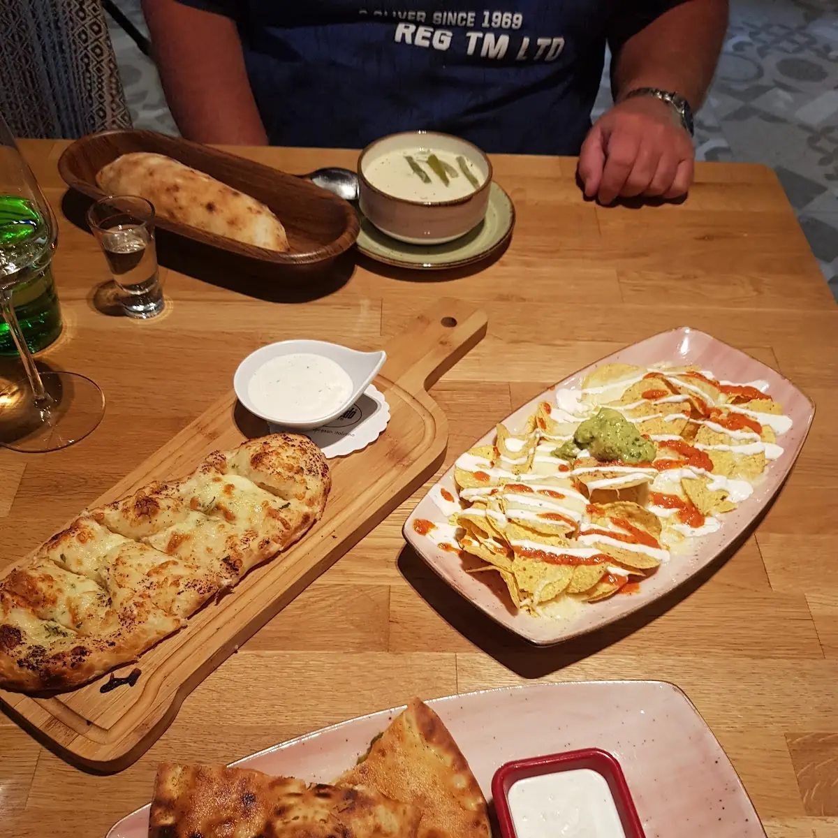 Knobibrot Und Nachos Mit Käse Überbacken