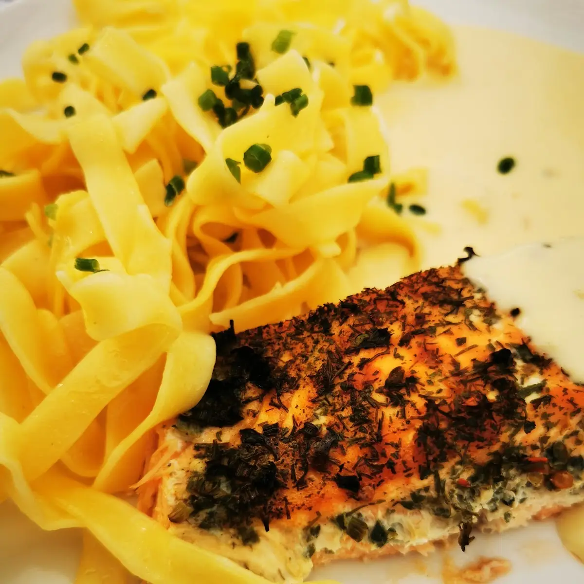 Mittagsmenü Gegrillter Lachs Mit Bandnudeln Und Weißweinsoße