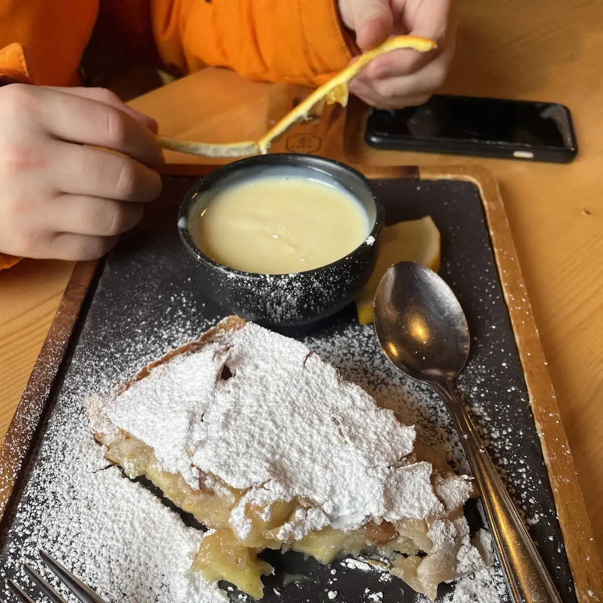 Apfelstrudel Mit Vanillesauce
