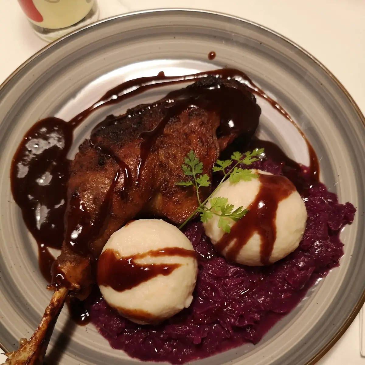 Gansl Mit Rotkraut Und Erdäpfelknödel