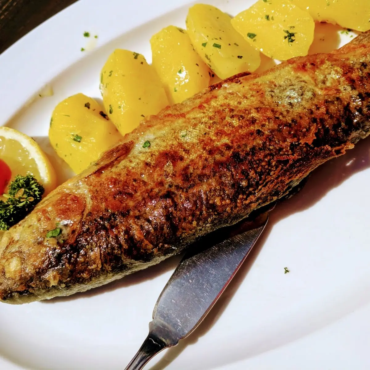 Frische Forelle Müllerin Mit Kartoffeln