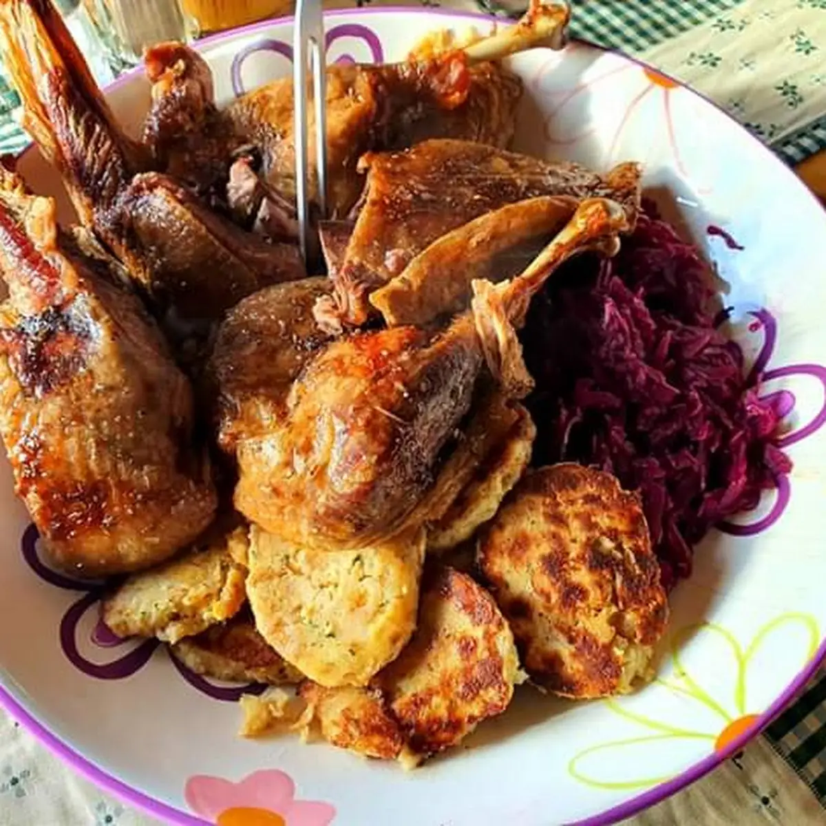 Gans Mit Rotkraut Und Knödel