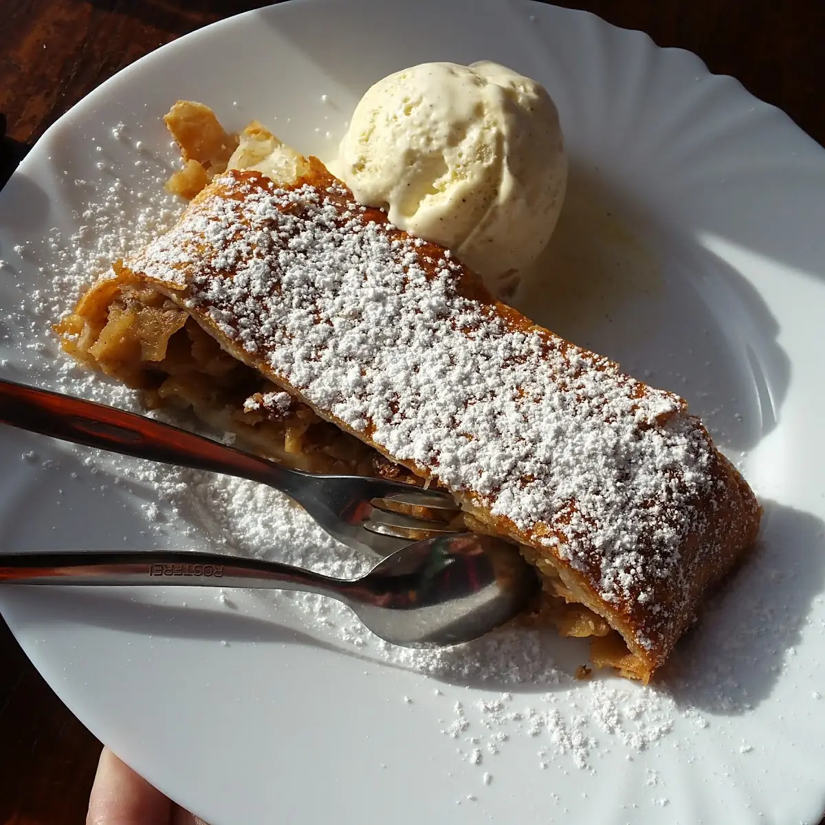 Hausgemachter Apfelstrudel Mit Vanilleeis